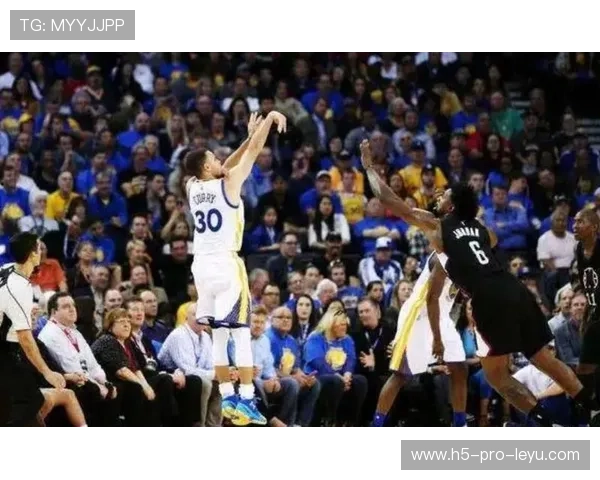 2016年季后赛：面对雷霆的“生死战”，库里挺身而出，投中多个超远距离三分，赢得“最佳表现”