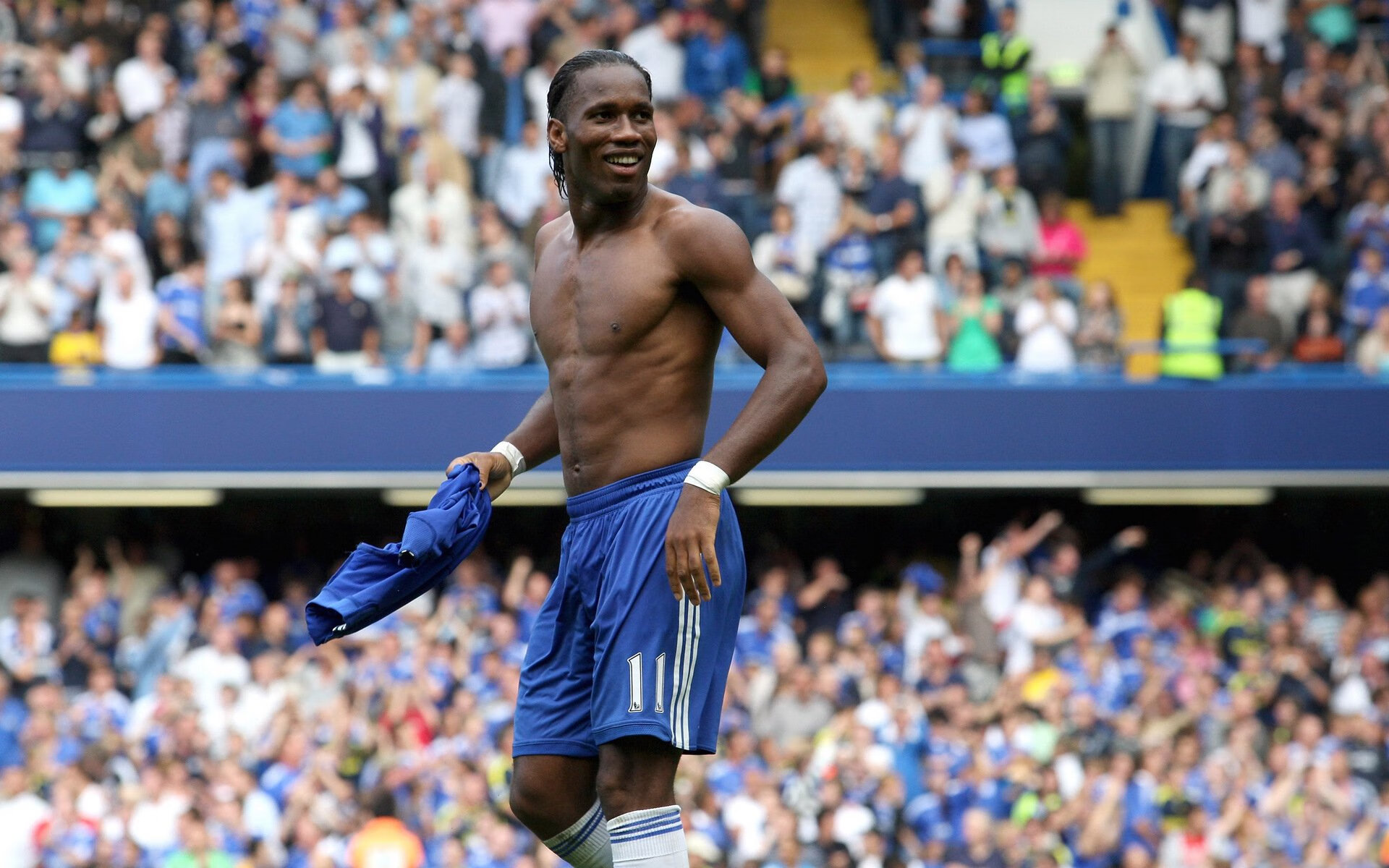 教练战术布置频繁调整引发讨论,教练在布置战术时讲到了常用的比赛阵型